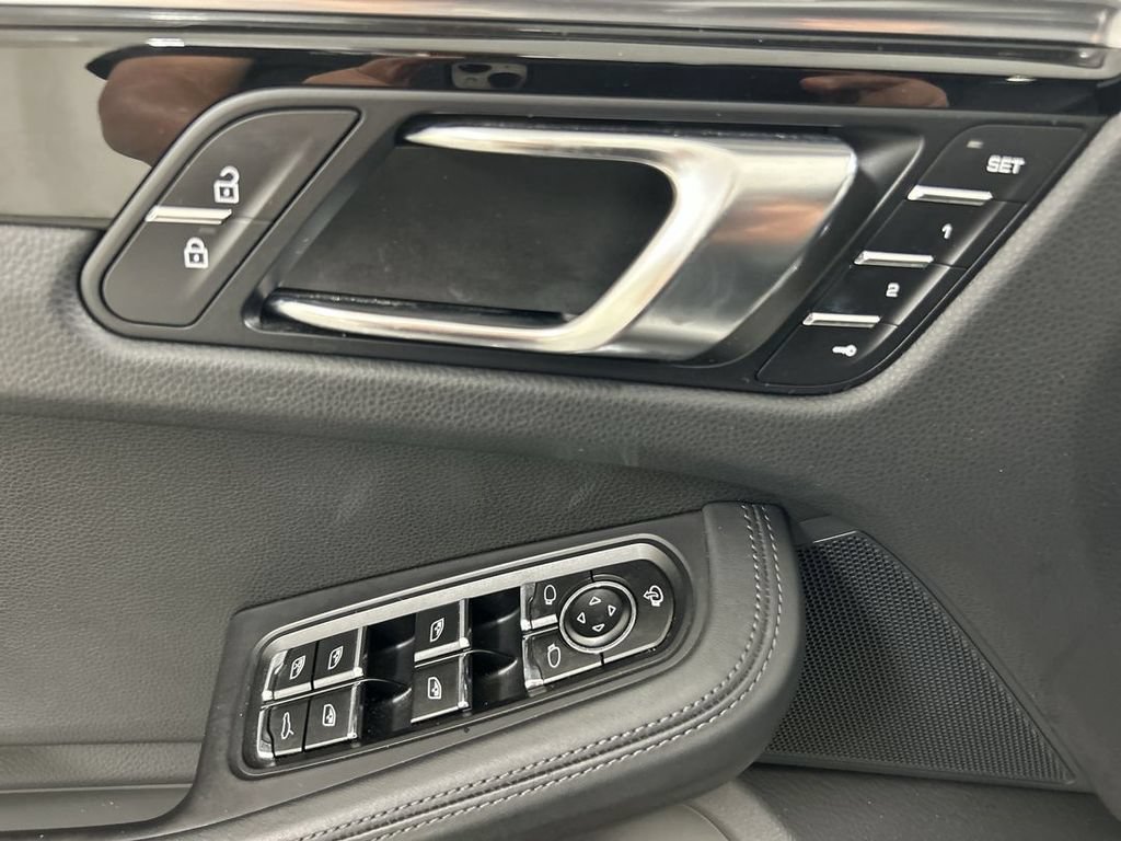 Certified 2022 Porsche Macan S AWD/4WD image 11