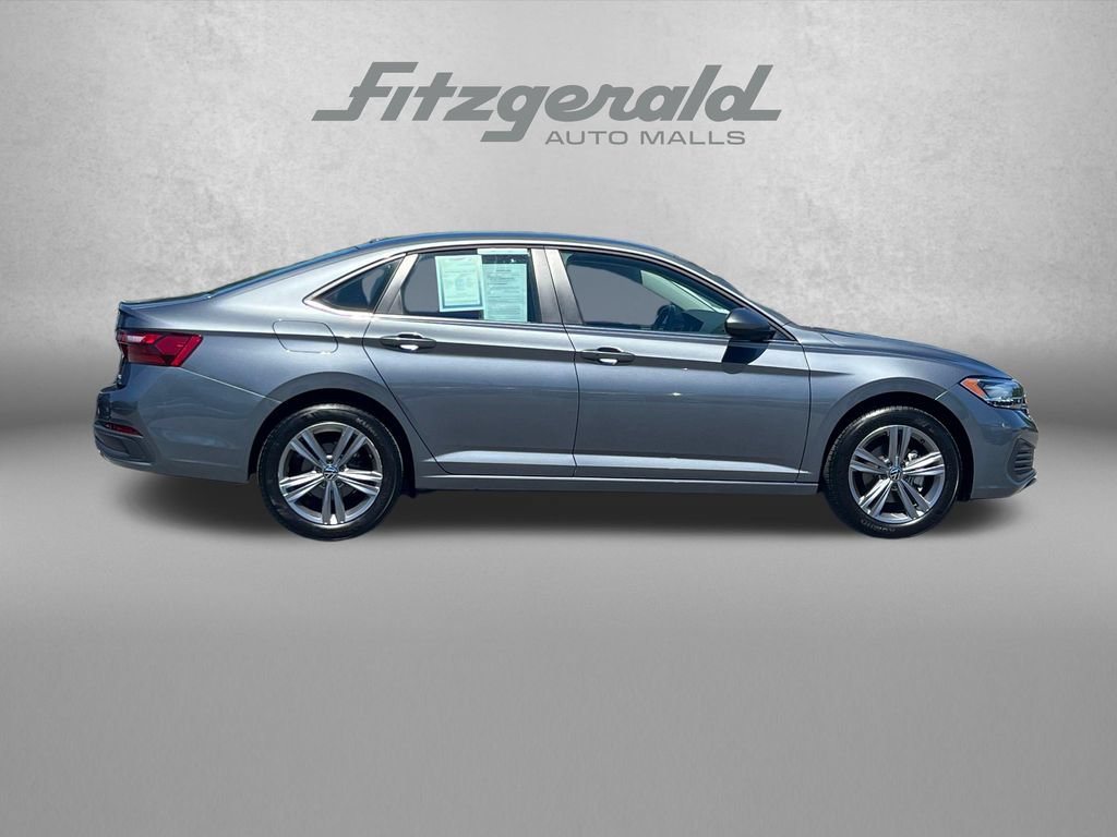 Used 2024 Volkswagen Jetta SE FWD image 3