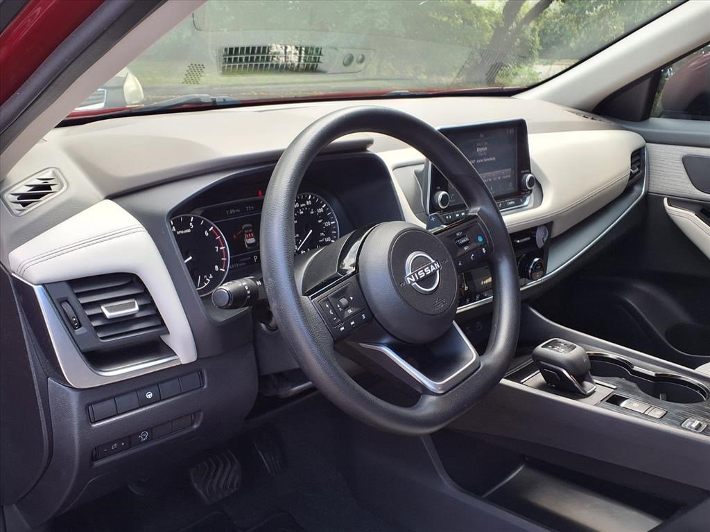 Used 2023 Nissan Rogue SV image 12
