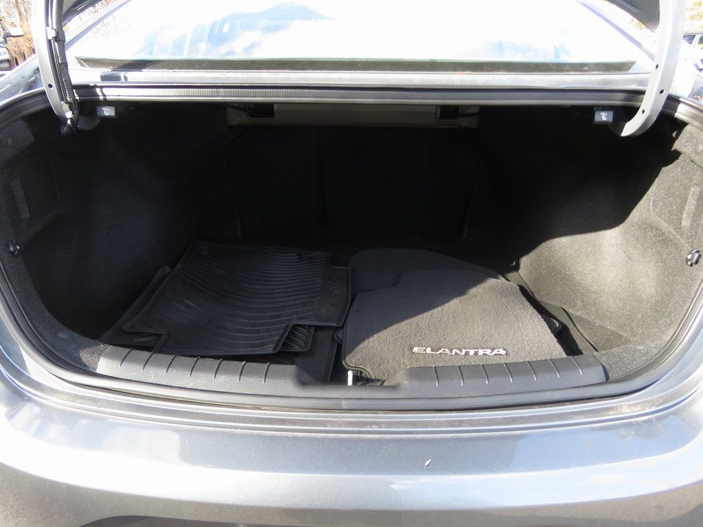 Used 2019 Hyundai Elantra SE w/ Cargo Package image 18