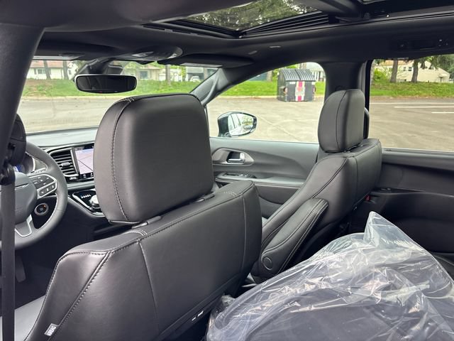 New 2027 Chrysler Pacifica Select w/ Family Tech Group AWD/4WD image 10