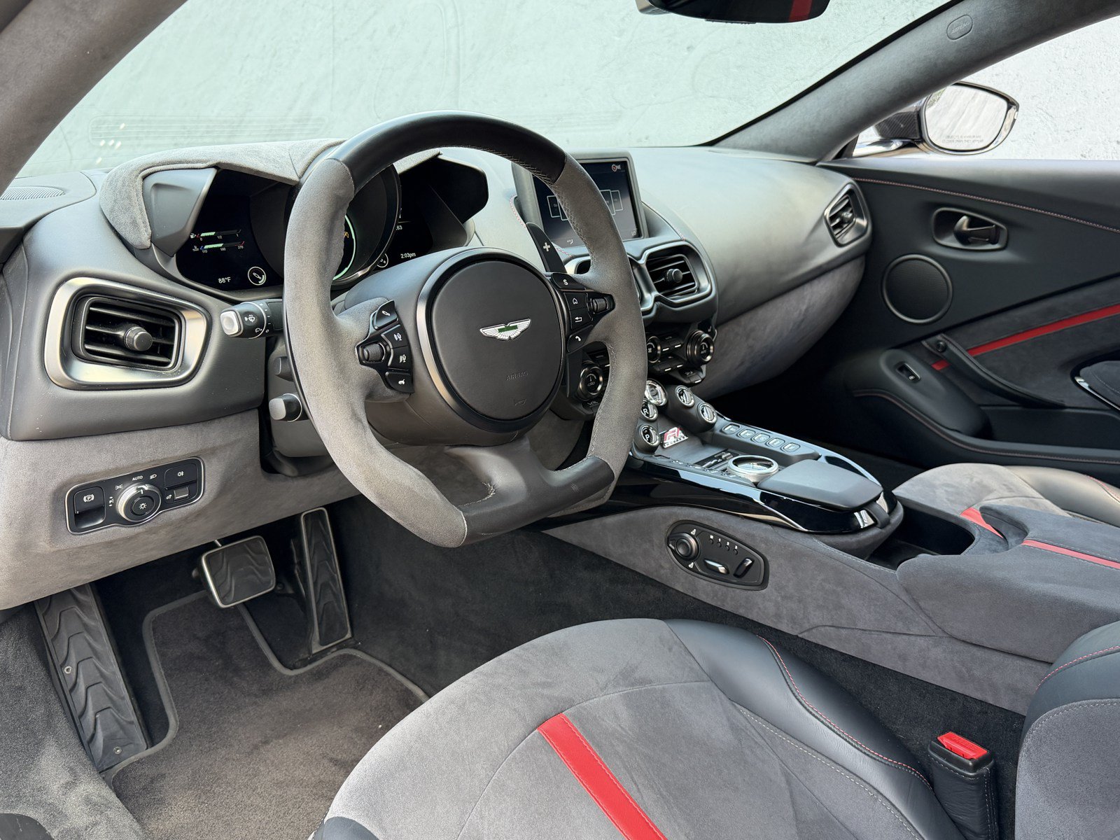 Used 2022 Aston Martin V8 Vantage Coupe RWD image 3