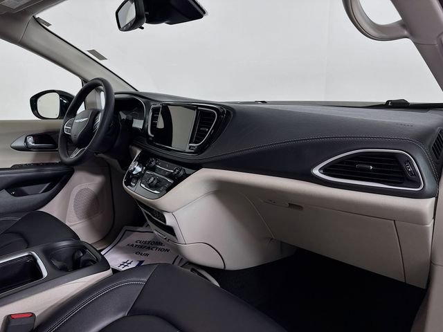 Used 2024 Chrysler Pacifica Select image 30