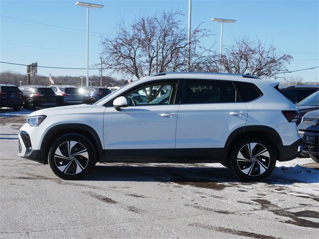 Certified 2025 Volkswagen Taos SE w/ Panoramic Sunroof Package image 4