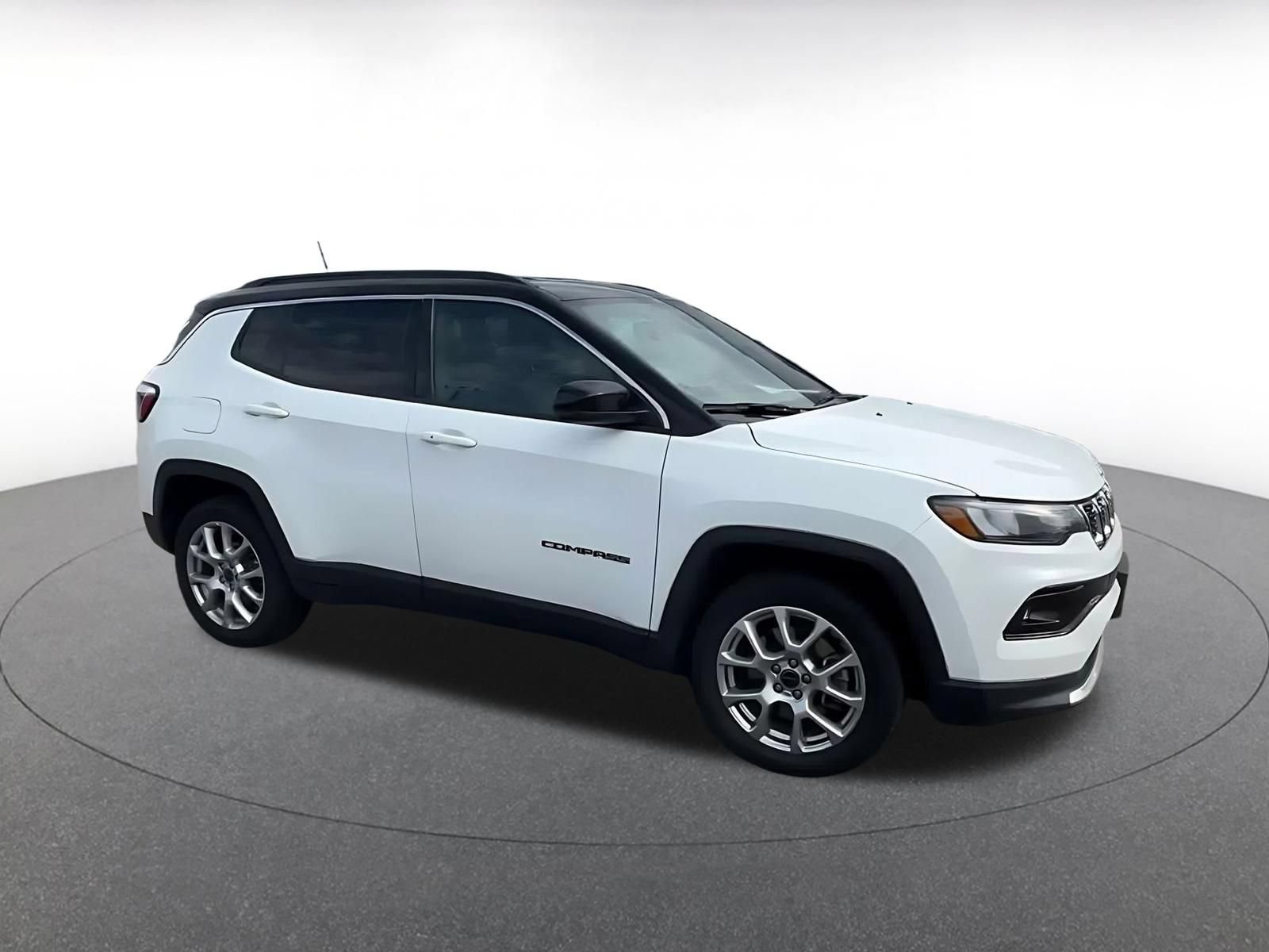 Used 2025 Jeep Compass Limited AWD/4WD image 2
