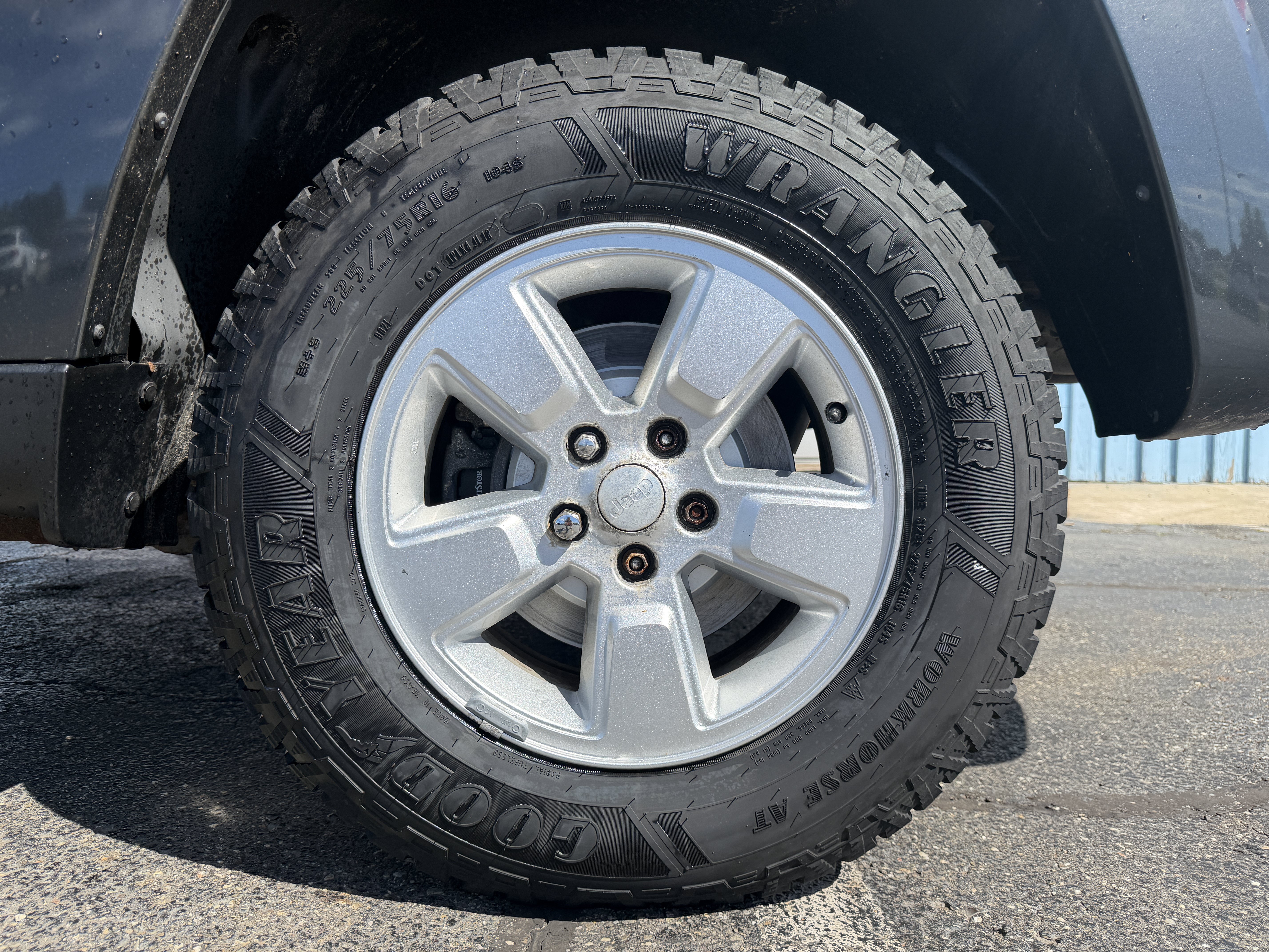 Used 2011 Jeep Liberty Sport AWD/4WD image 32