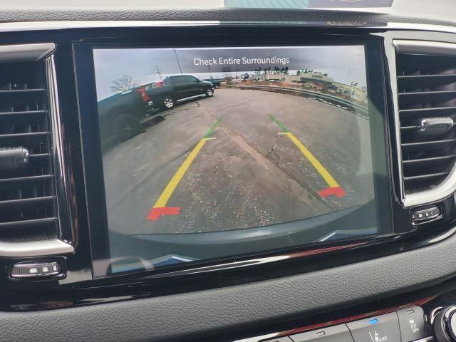 Used 2025 Chrysler Pacifica Select image 16