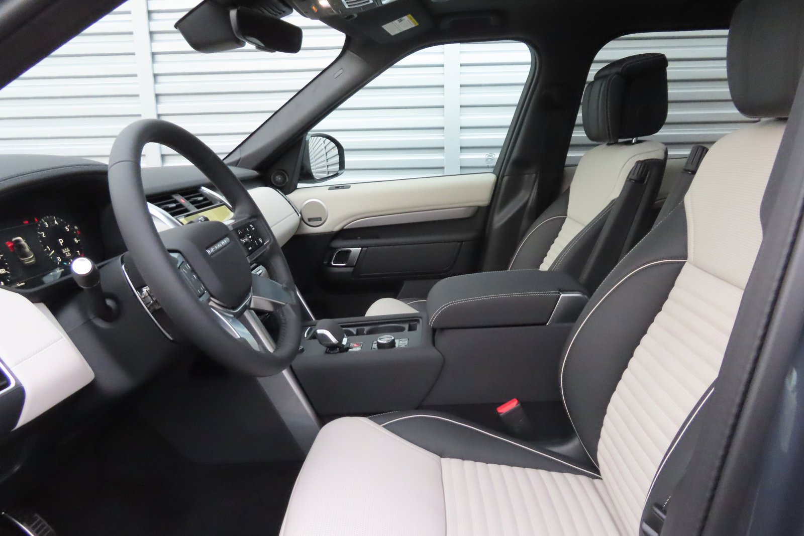 New 2024 Land Rover Discovery Dynamic SE image 17