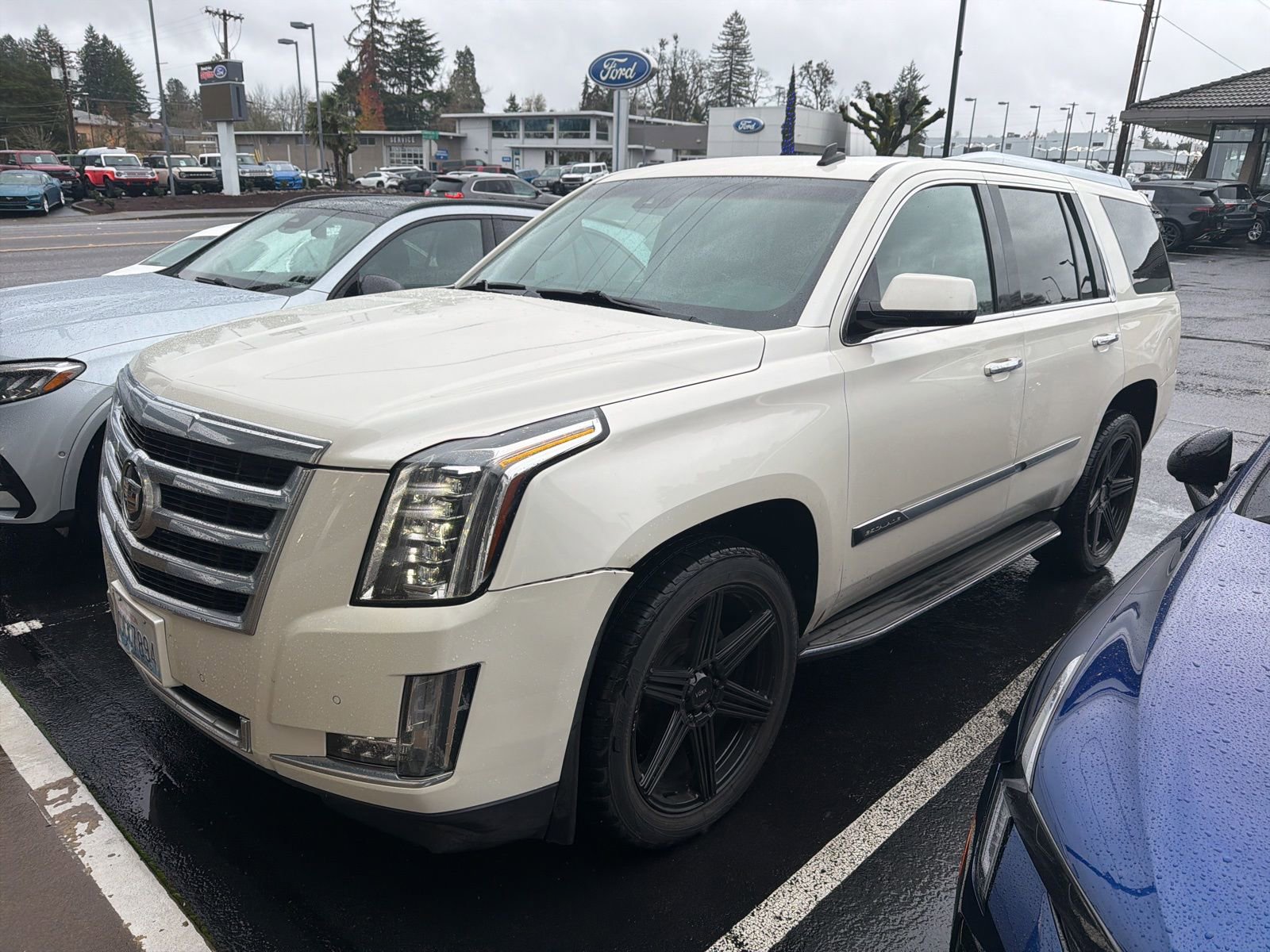 Used 2015 Cadillac Escalade Luxury image 1
