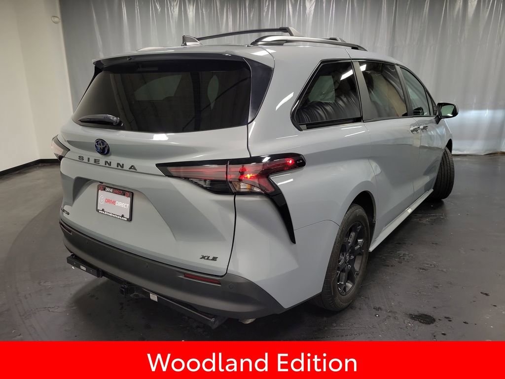 Used 2025 Toyota Sienna XLE Woodland Edition image 8