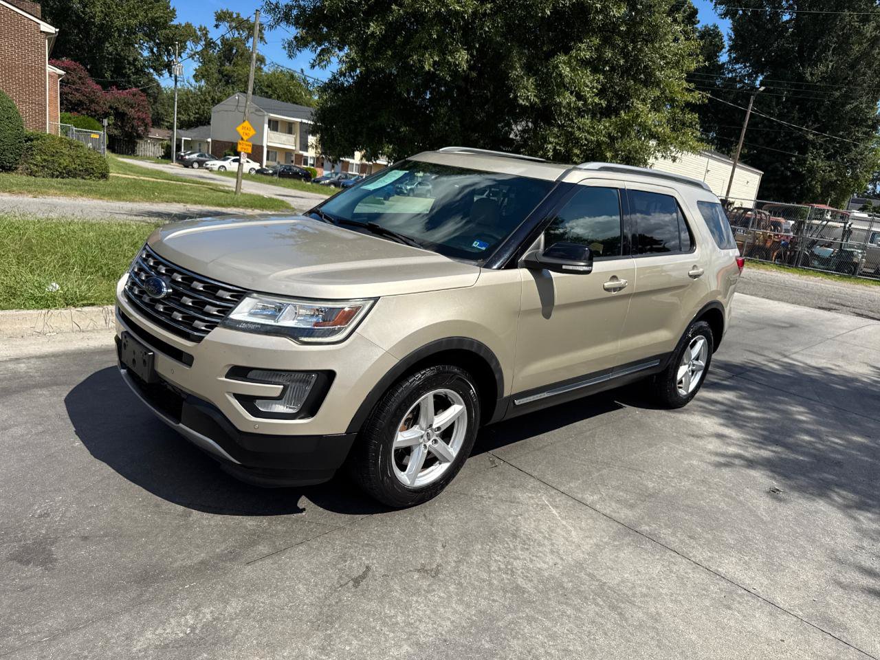 Used 2017 Ford Explorer XLT w/ Equipment Group 202A AWD/4WD image 2