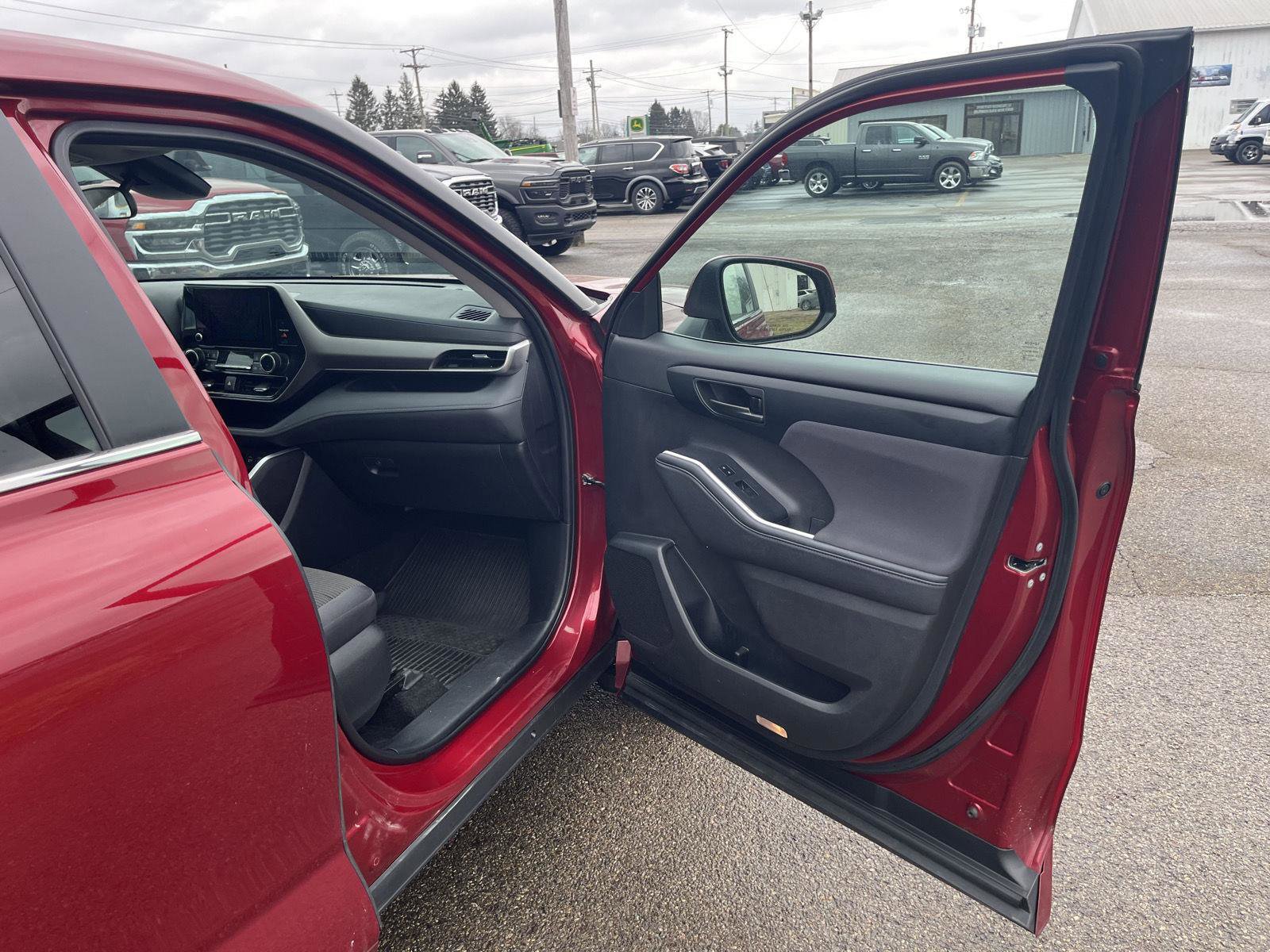 Used 2024 Toyota Highlander LE image 36