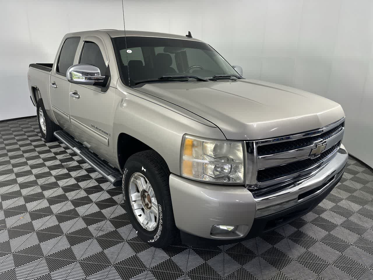 Used 2009 Chevrolet Silverado 1500 LT w/ Power Pack Plus AWD/4WD image 2