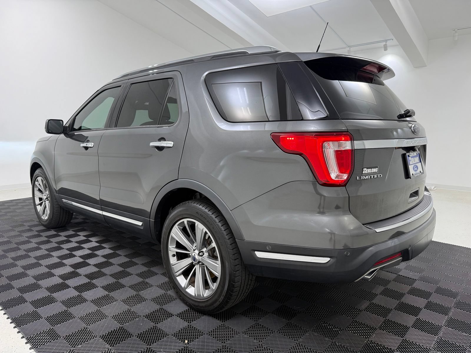 Used 2018 Ford Explorer Limited w/ Equipment Group 301A AWD/4WD image 5