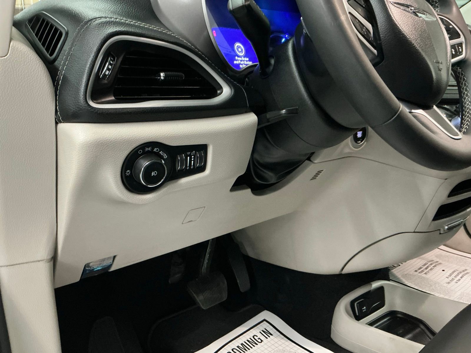 Used 2023 Chrysler Pacifica Touring-L image 24