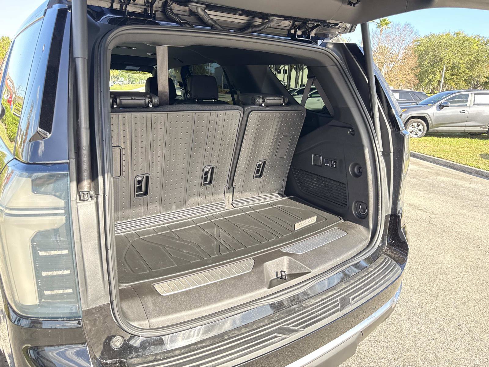 Used 2025 Chevrolet Tahoe High Country image 12