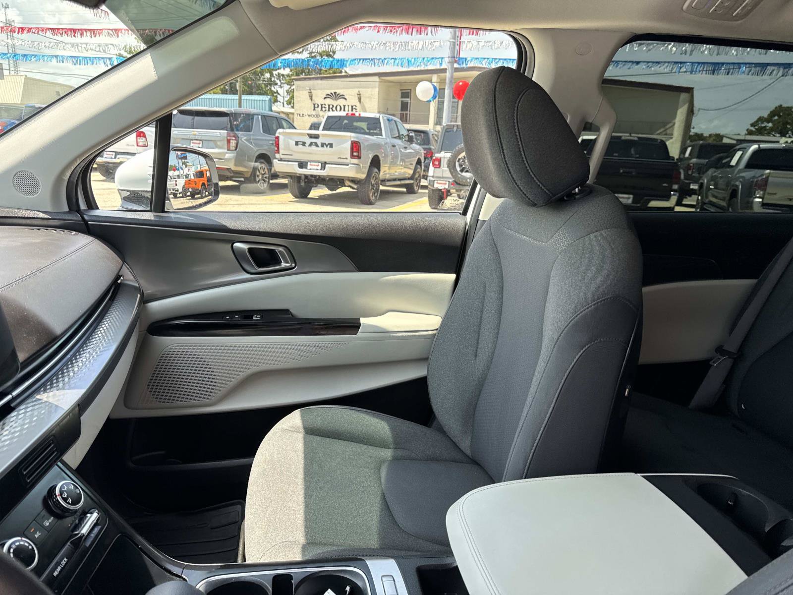 Used 2024 Kia Carnival LX FWD image 15