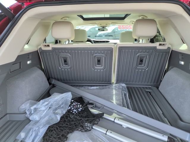Used 2025 Cadillac XT5 Premium Luxury w/ LPO, Floor Liner Package image 8