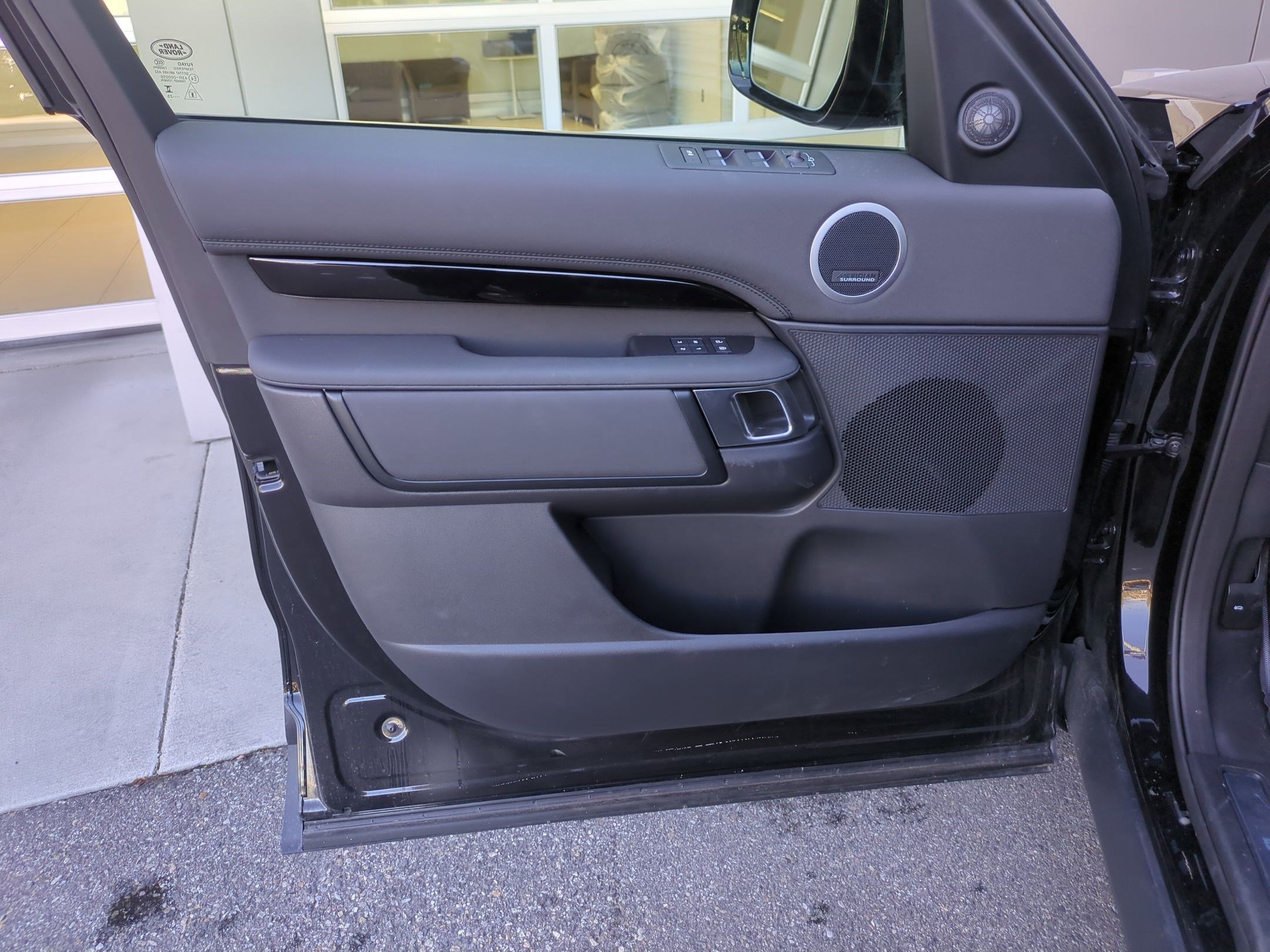 Used 2025 Land Rover Discovery S image 12