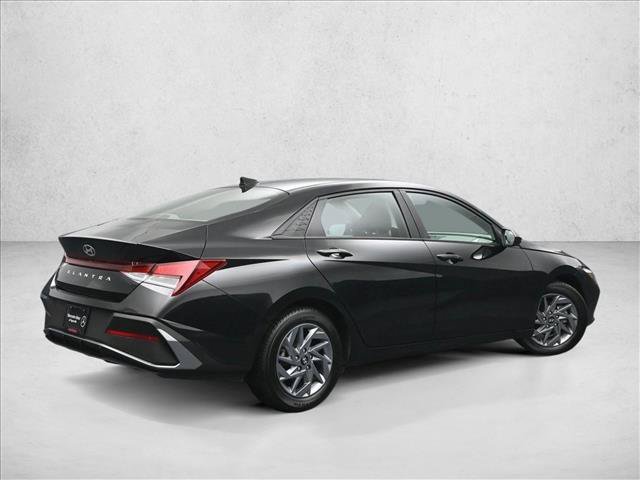 Used 2024 Hyundai Elantra SEL FWD image 2