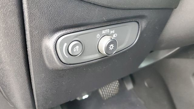 Used 2019 Chevrolet Equinox LT w/ Driver Convenience Package image 8