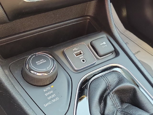 Used 2019 Jeep Cherokee Latitude Plus AWD/4WD image 20