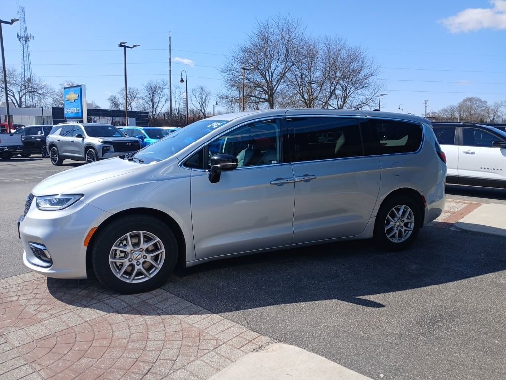 Used 2024 Chrysler Pacifica Touring-L image 5