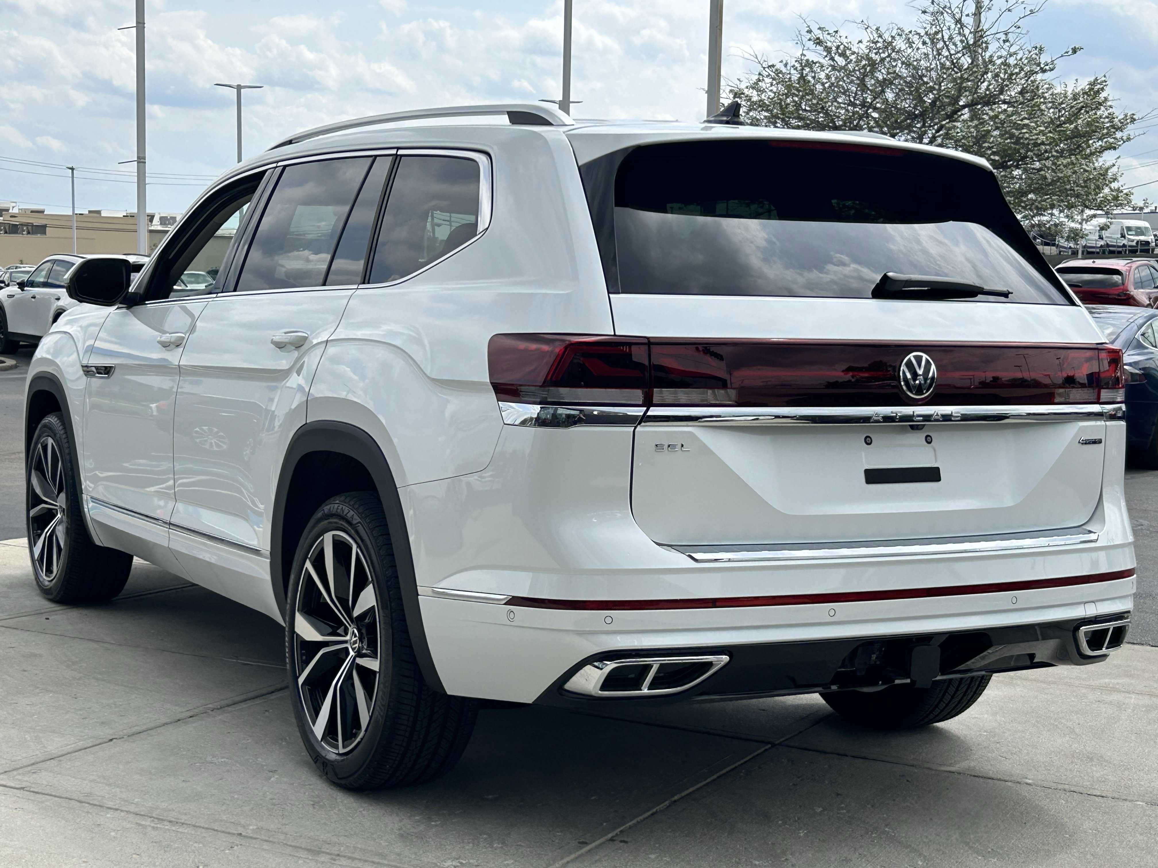 Used 2024 Volkswagen Atlas SEL Premium R-Line image 5