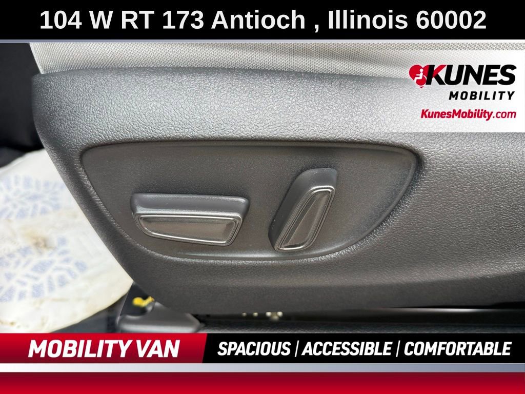 Used 2025 Toyota Sienna LE image 28