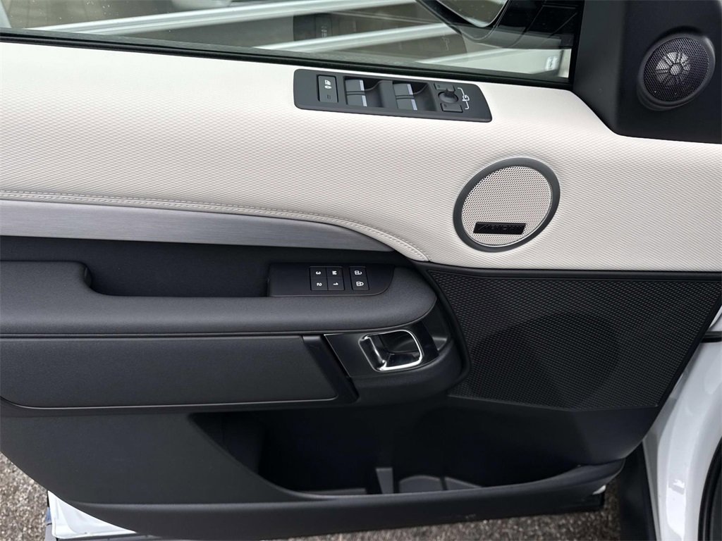 New 2026 Land Rover Discovery Limited Edition image 17