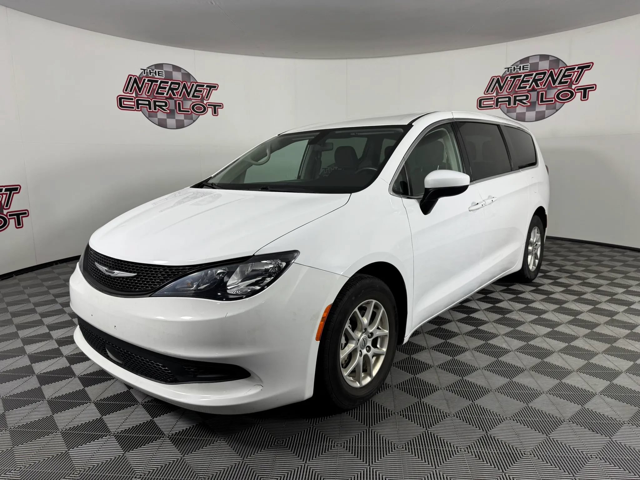 Used 2022 Chrysler Voyager LX FWD image 3