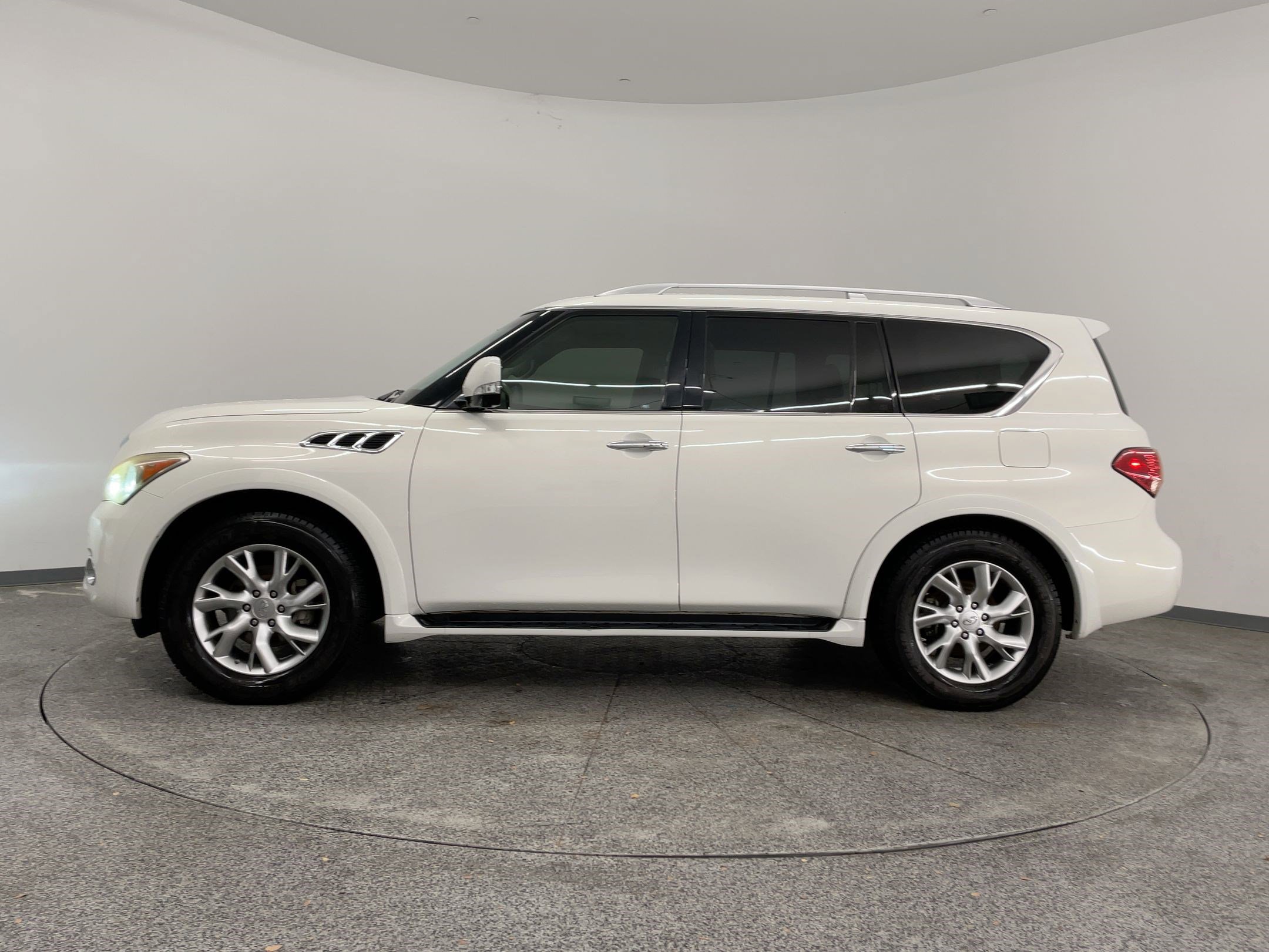 Used 2011 INFINITI QX56 4WD w/ Theater Pkg image 2