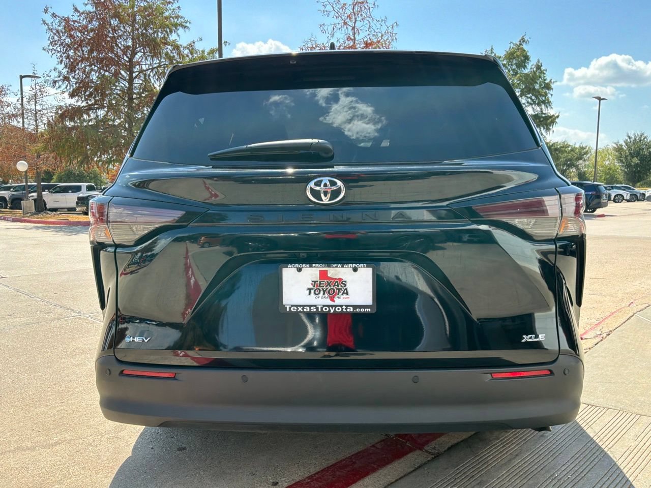 Used 2026 Toyota Sienna XLE FWD image 7