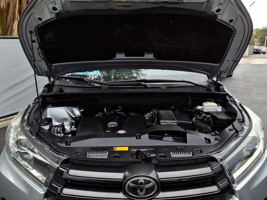 Certified 2018 Toyota Highlander SE FWD image 3