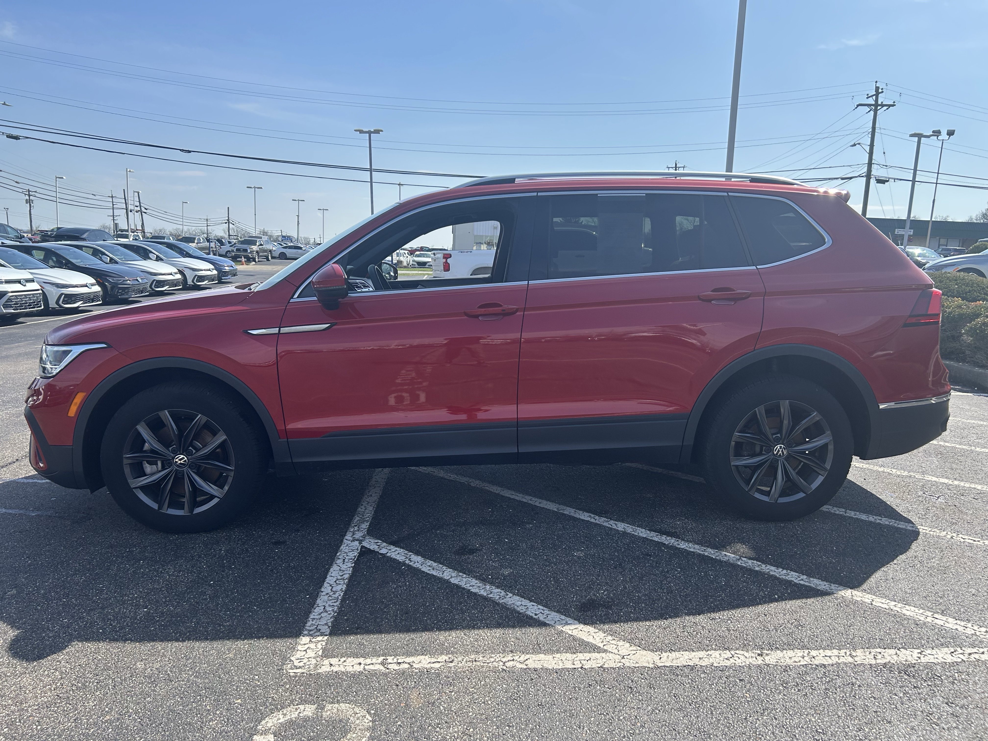 Certified 2023 Volkswagen Tiguan SE image 4