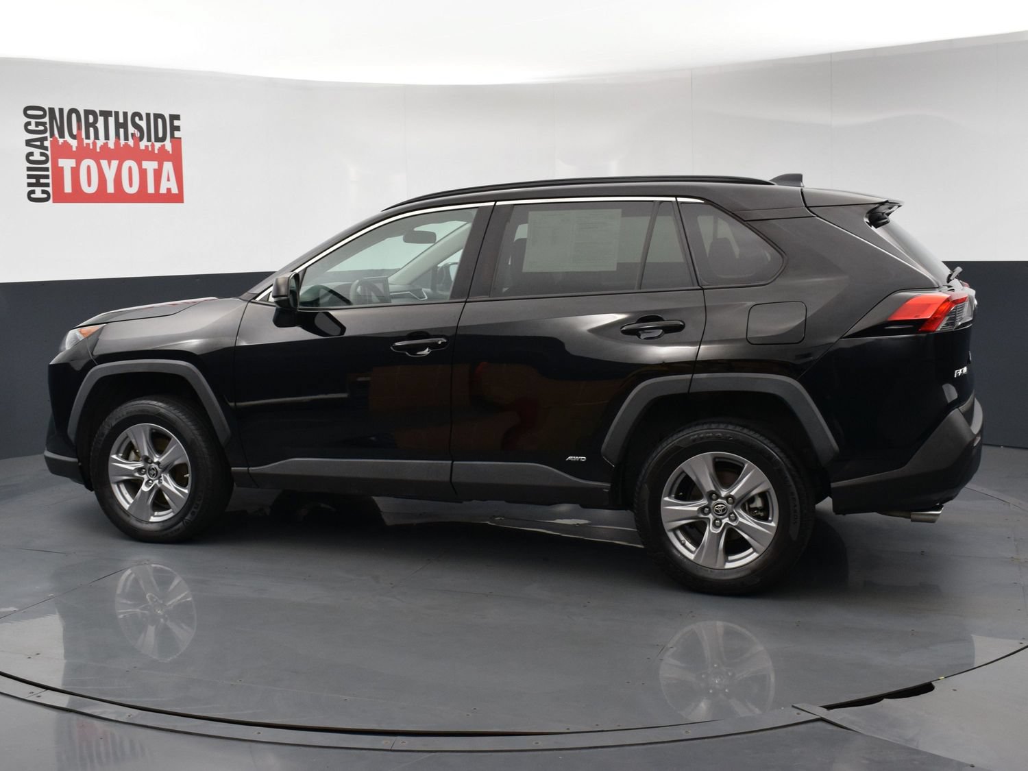Used 2022 Toyota RAV4 LE AWD/4WD image 2
