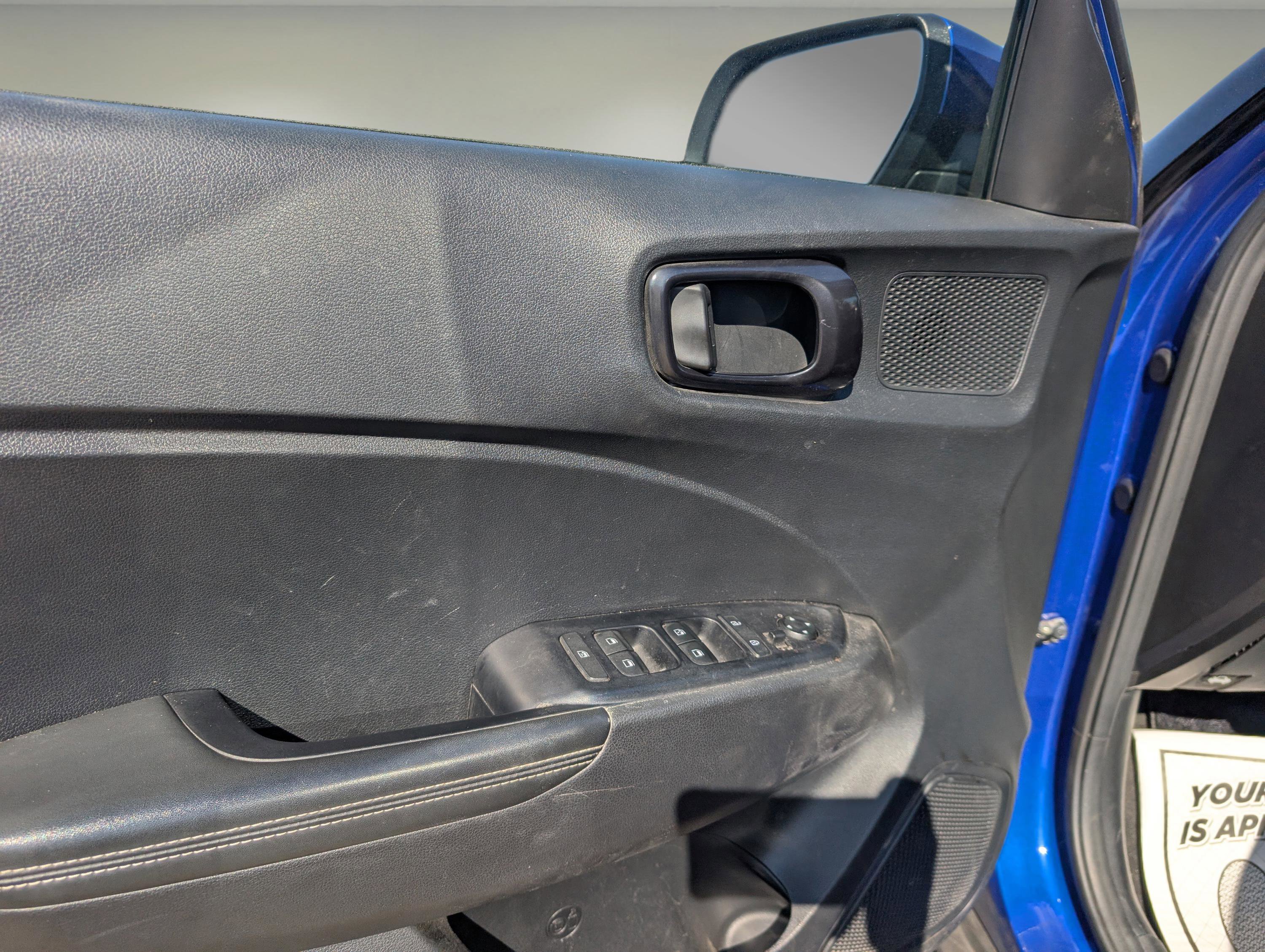 Used 2023 Hyundai Venue Limited image 8