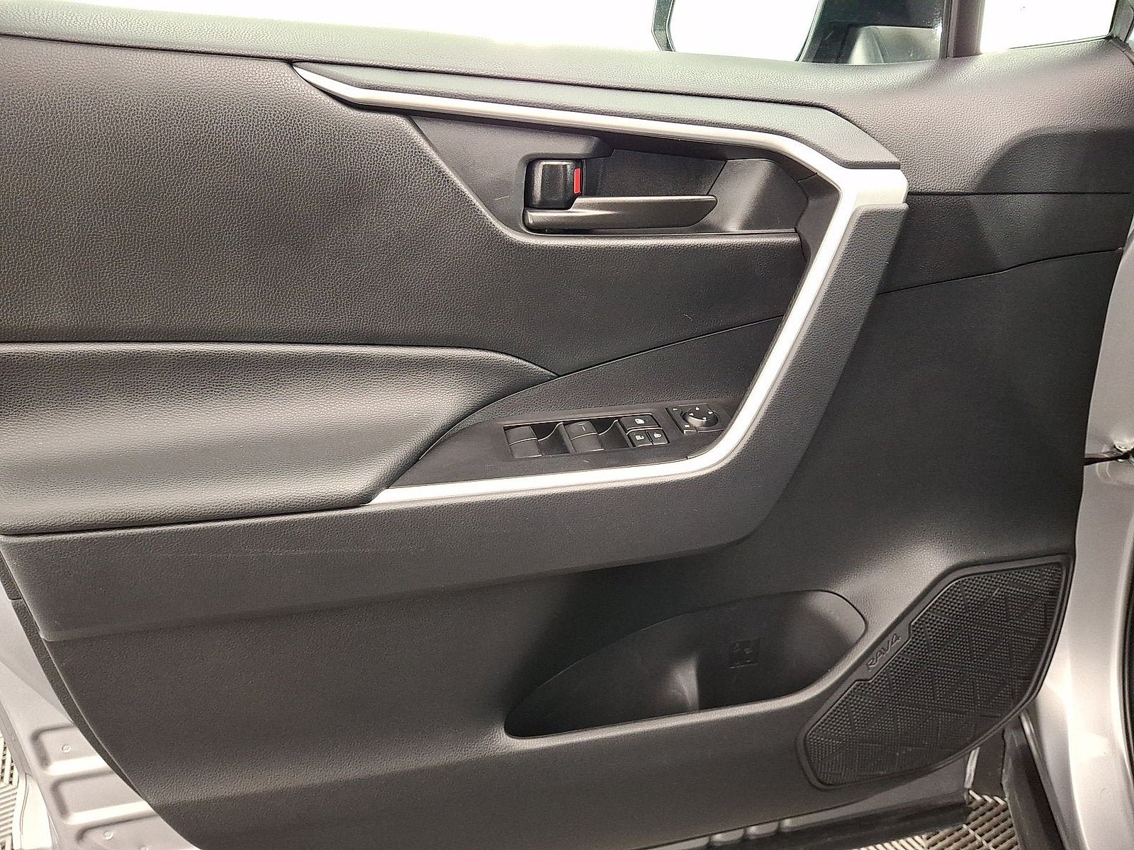 Used 2025 Toyota RAV4 LE AWD/4WD image 2