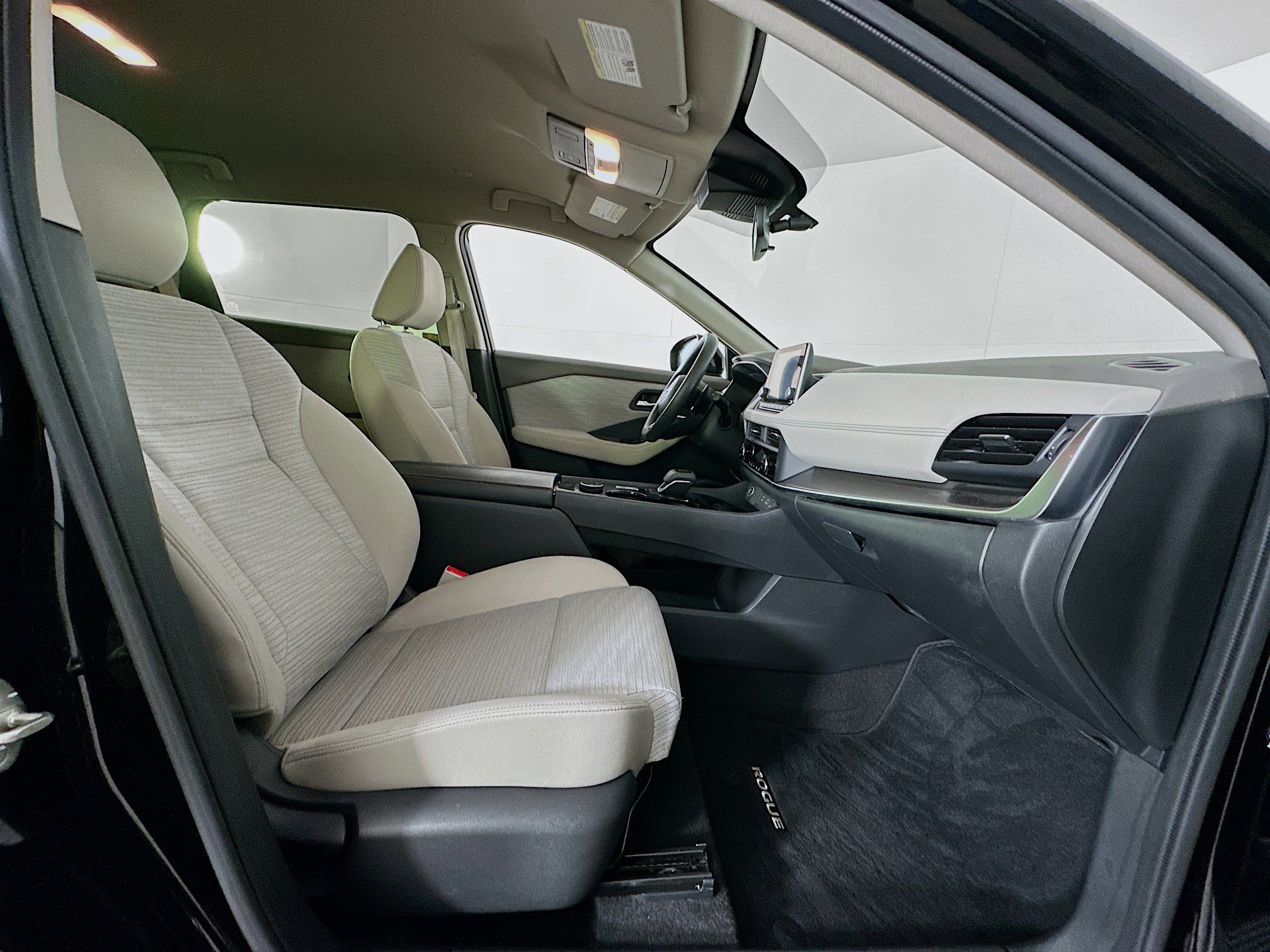 Used 2023 Nissan Rogue SV image 29