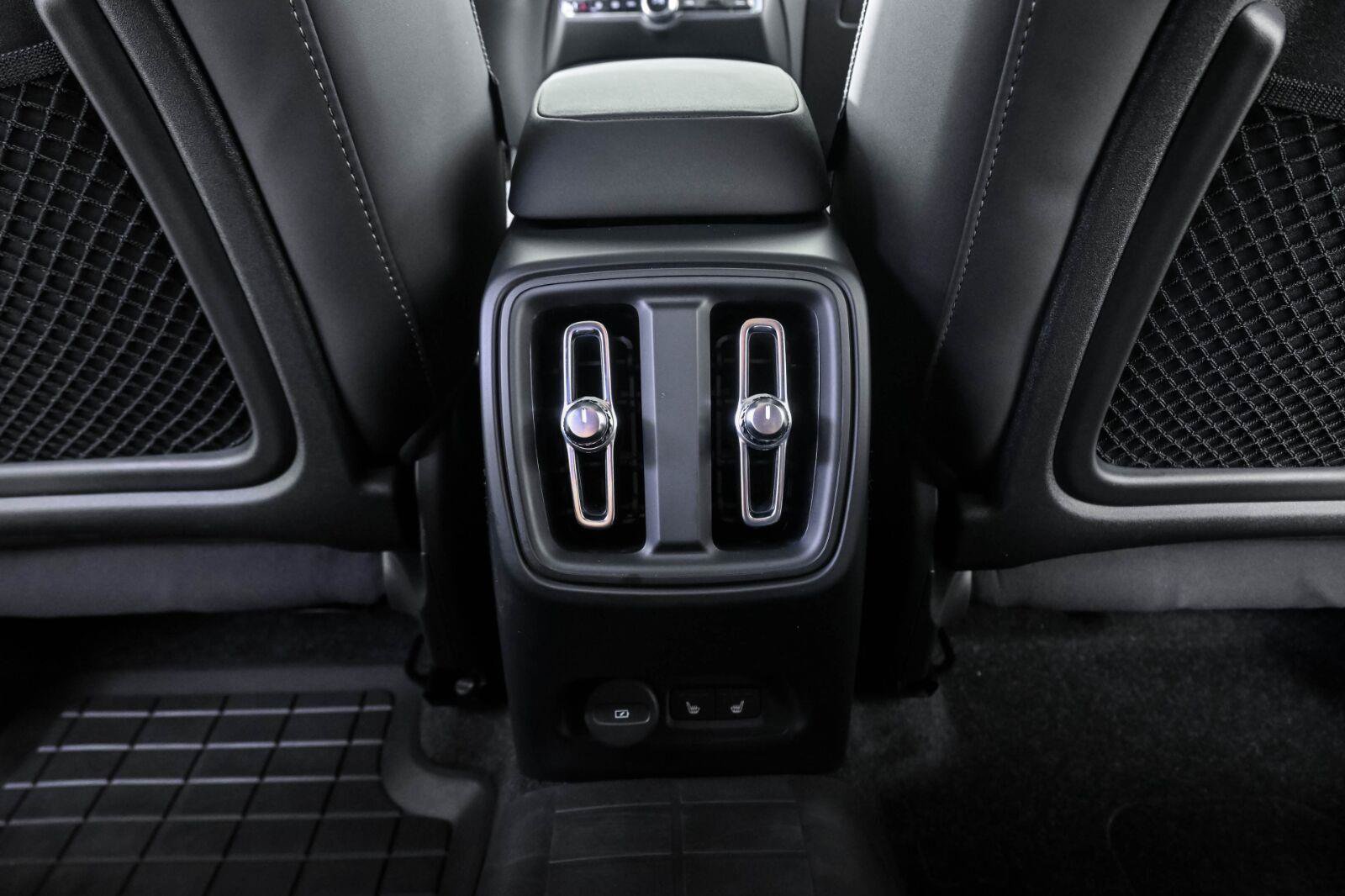 Certified 2024 Volvo C40 Recharge Core w/ Climate Package AWD/4WD image 19