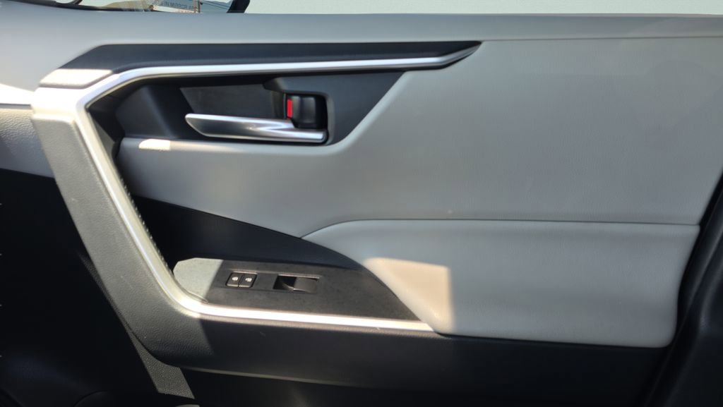 Used 2019 Toyota RAV4 XLE w/ Convenience Package image 13