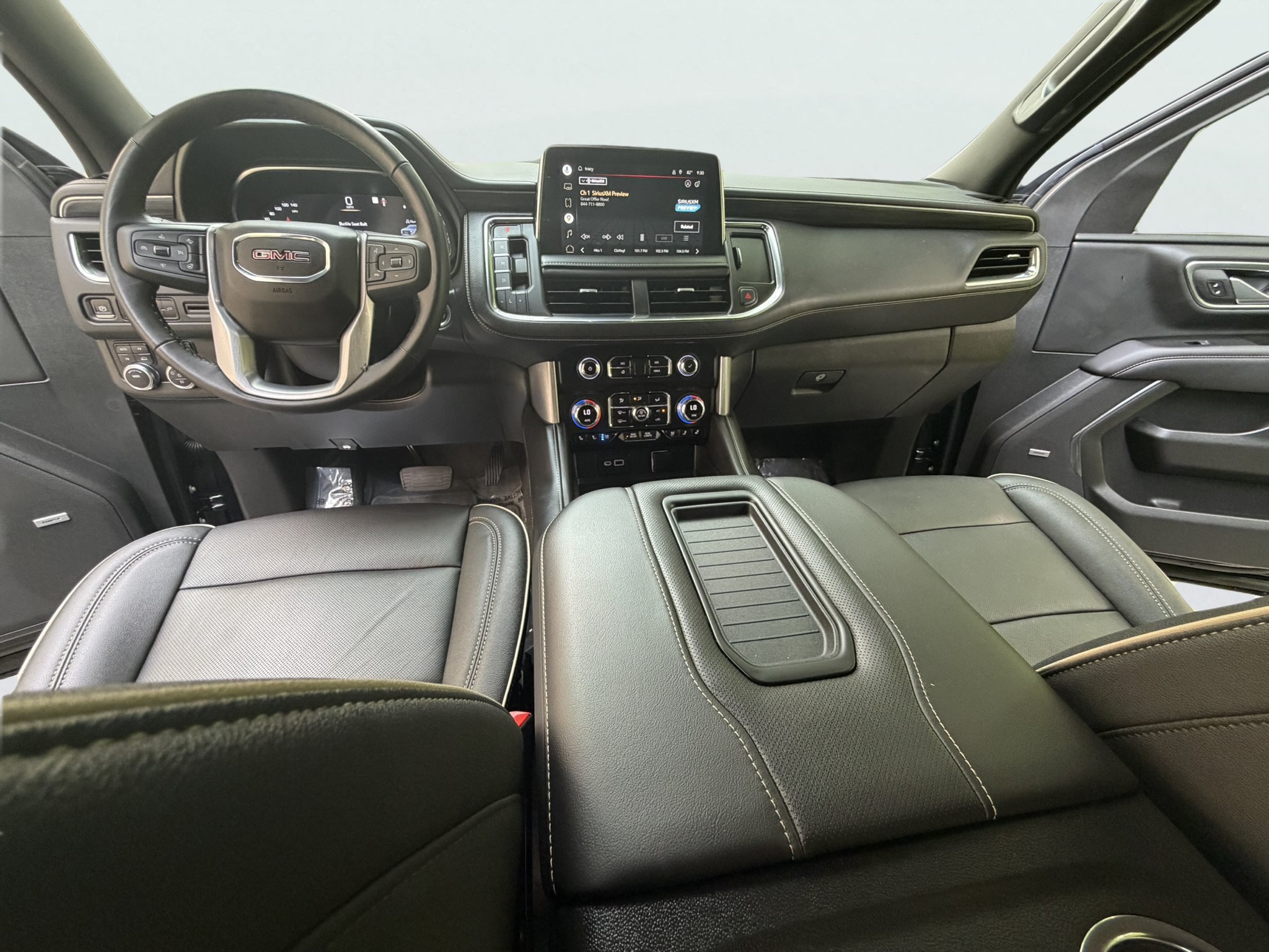 Used 2022 GMC Yukon SLT w/ SLT Luxury Package AWD/4WD image 2
