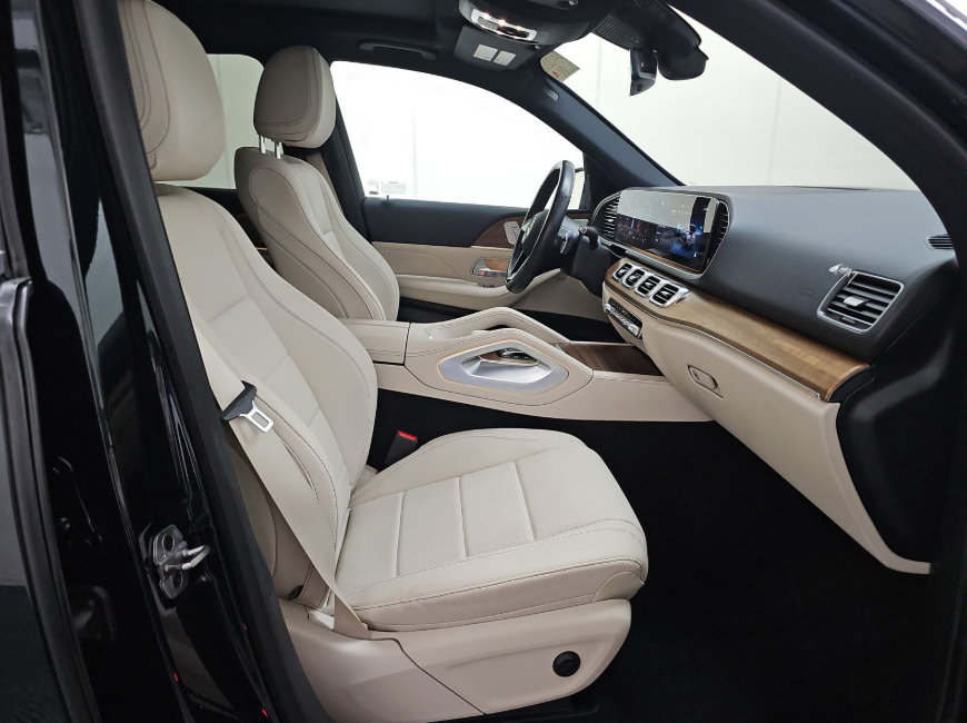 Used 2025 Mercedes-Benz GLE 350 4MATIC w/ AMG Line Exterior image 7