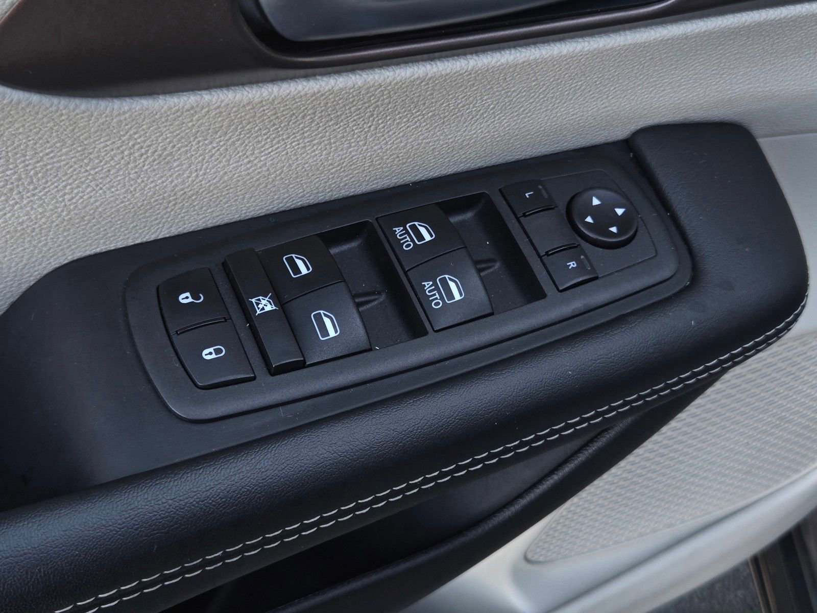 Used 2023 Chrysler Voyager LX image 10