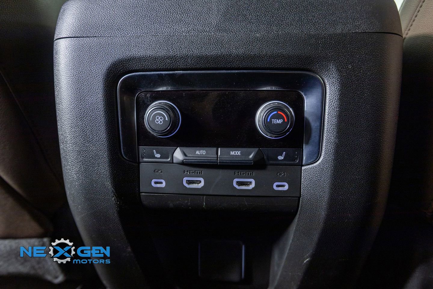 Used 2024 Chevrolet Suburban High Country w/ Advanced Technology Package image 31