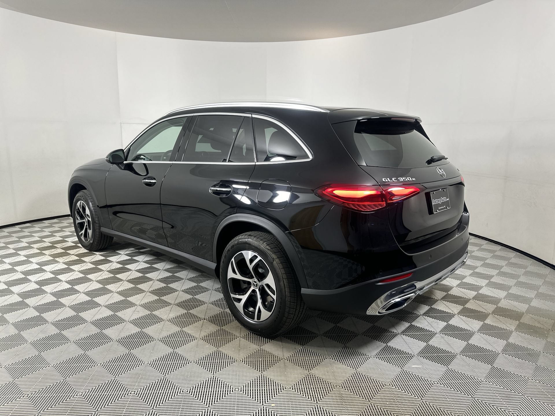 Used 2025 Mercedes-Benz GLC 350e 4MATIC image 6