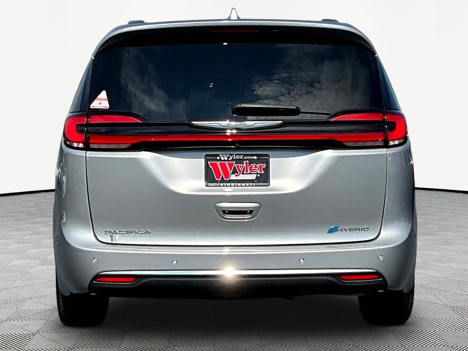 Used 2021 Chrysler Pacifica Limited w/ Uconnect Theater Family Group FWD image 5