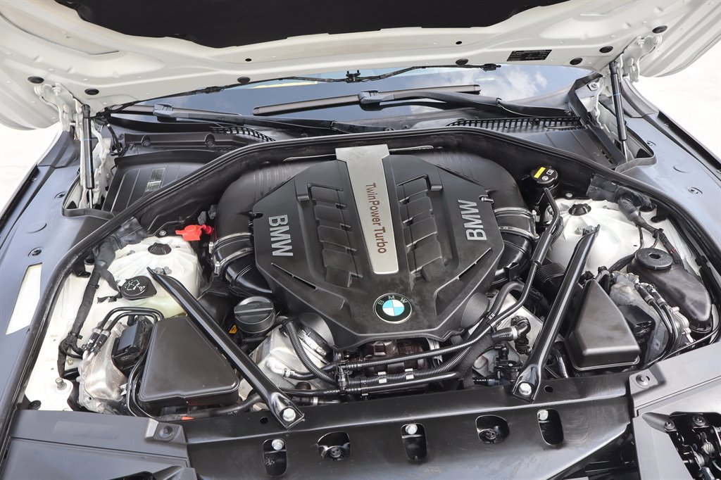 Used 2015 BMW 750Li xDrive AWD/4WD image 38