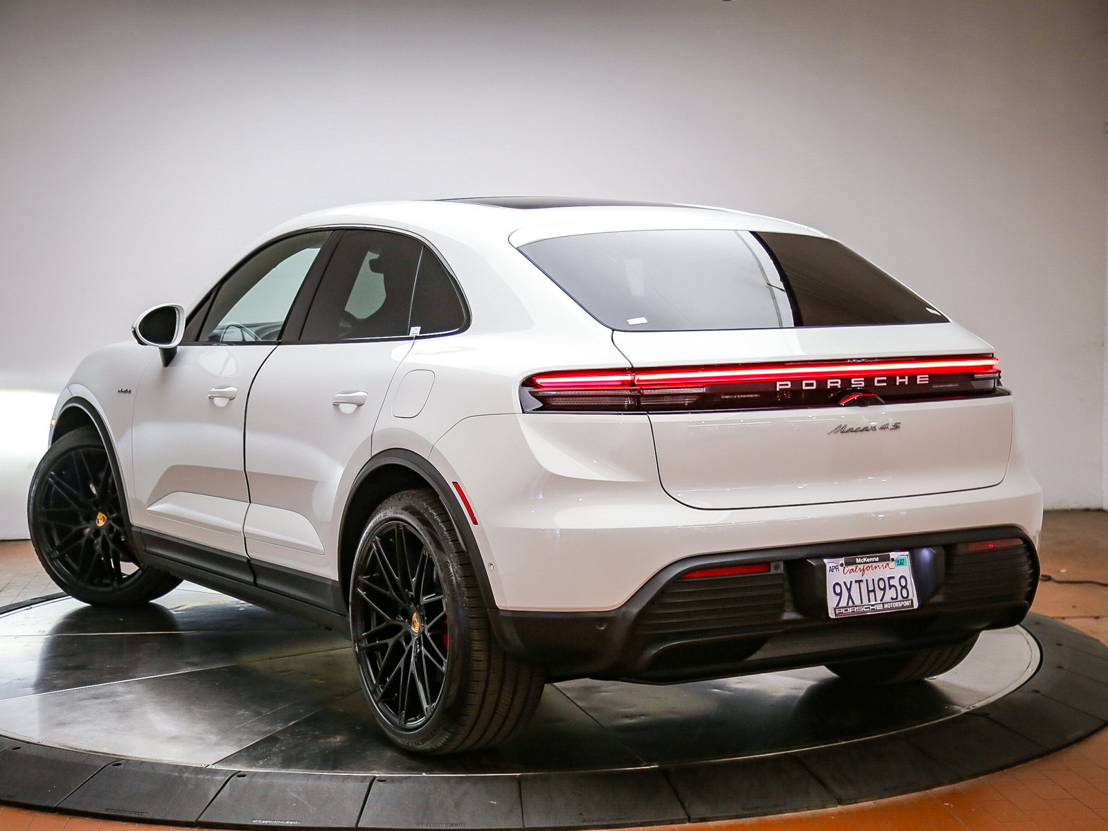 Certified 2025 Porsche Macan 4S Electric AWD/4WD image 3