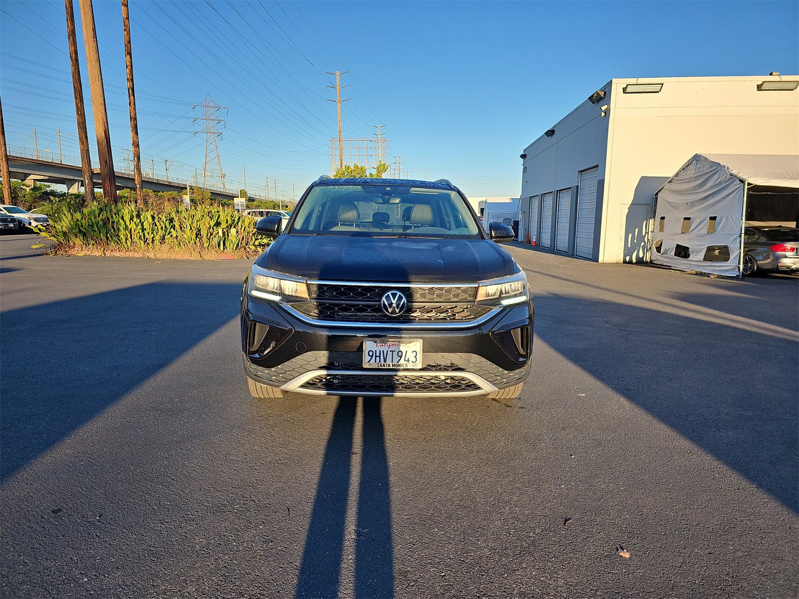 Used 2023 Volkswagen Taos SE w/ Panoramic Sunroof Package image 2